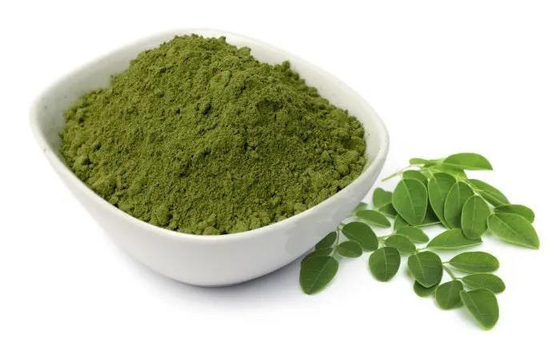 Las etiquetas de soldado del polvo del OEM Moringa que Moringa encapsula orgánico modifican el polvo de la hoja para requisitos particulares de Moringa